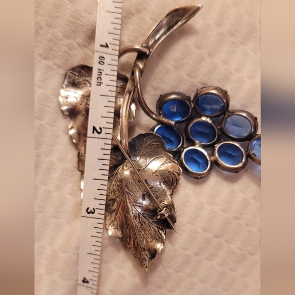 Vintage‎ Sterling Silver Brooch With Blue Glass Grapes - Picture 6 of 13